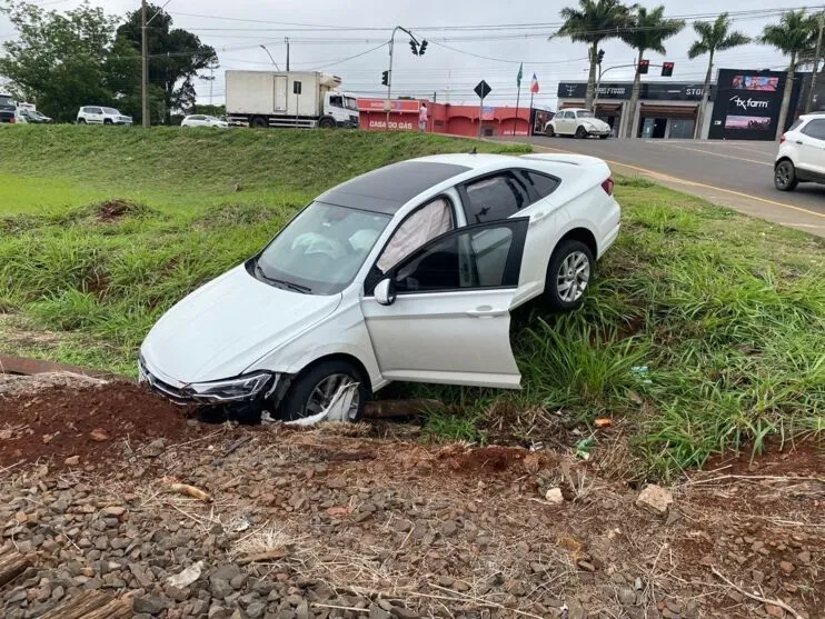 Motorista do veículo Jetta se acidentou no início da tarde desta quinta-feira (15)