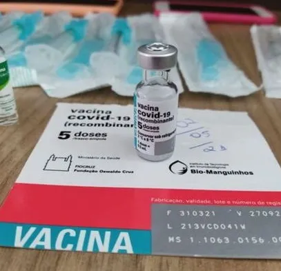 Na casa da falsa enfermeira foram apreendidas ampolas de vacinas contra a Covid