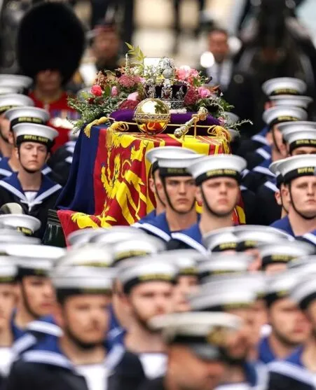 O caixão segue para Windsor.