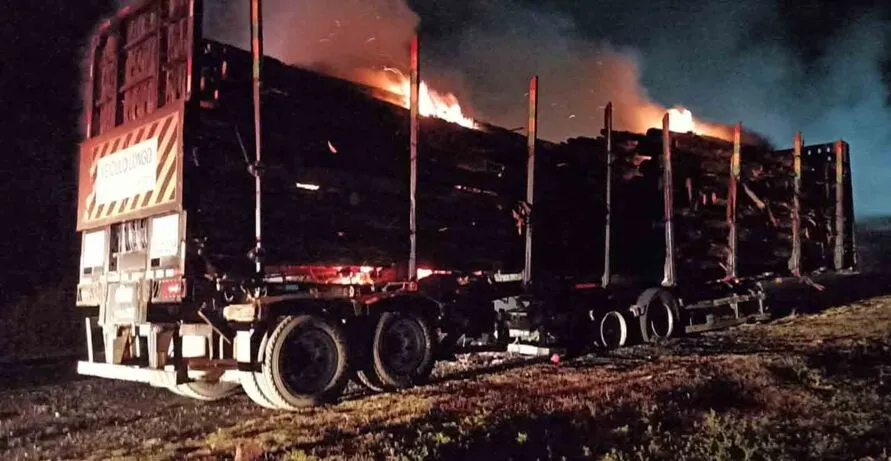 O caminhão seguia sentido a Mauá da Serra quando teve início o incêndio