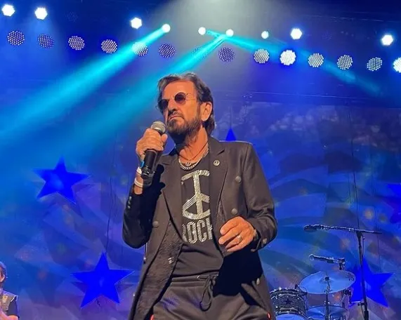 O cantor Ringo Starr, de 82 anos, cancelou duas apresentações que faria nos Estados Unidos