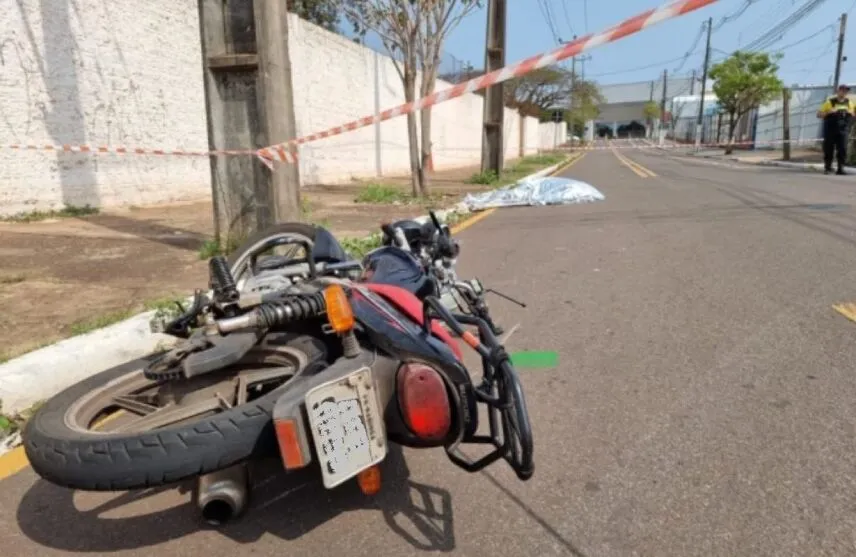 O motociclista morreu ao bater no poste e ser arremessado contra a árvore