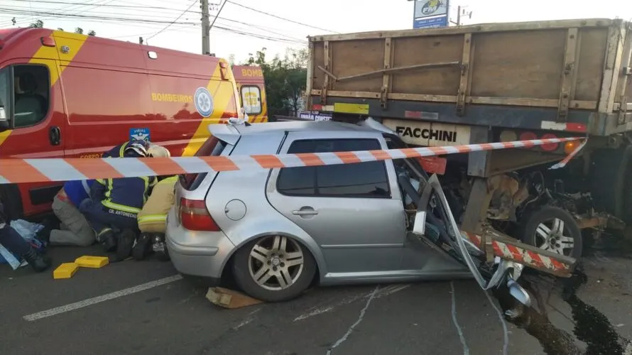 O motorista do carro, identificado como Claudemir Marques, de 49 anos, estava sozinho no carro e precisou ser intubado pelos socorristas