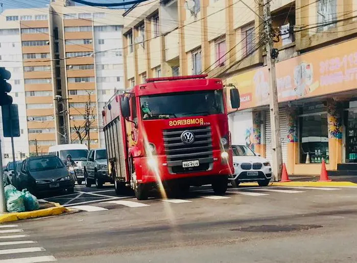 Os Bombeiros realizaram a lavagem da pista e espalharam pó de serra