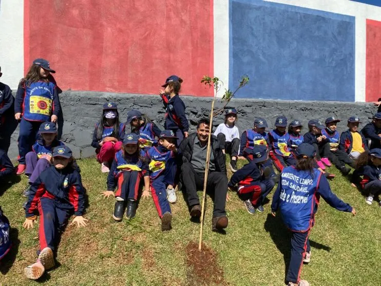 Os alunos plantaram uma muda de Ipê Roxo e outra de Quaresmeira e aprenderam a produzir mudas de árvores em tubetes