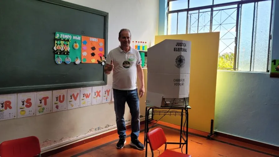 Prefeito licenciado de Ivaiporã vota no Colégio Panamericano