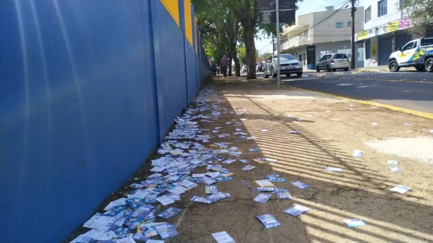 Santinhos espalhados pelas ruas de Apucarana, caracterizando propaganda irregular, registrado em todo o estado, com 43 boletins registrados no Paraná