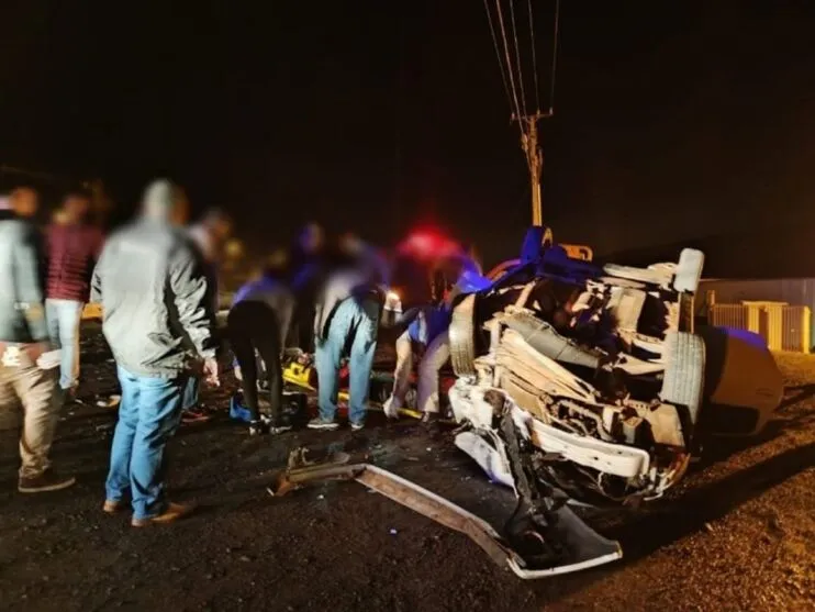 Três pessoas foram socorridas pelo Corpo de Bombeiros.