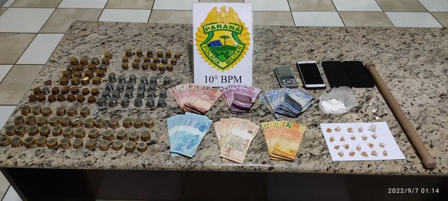 Um casal foi preso nesta terça-feira (6), na Vila Regina, por envolvimento com tráfico de drogas pela Polícia Militar (PM), de Apucarana