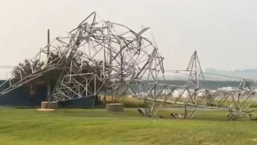 Uma torre de energia caiu na região do Parque Verdade