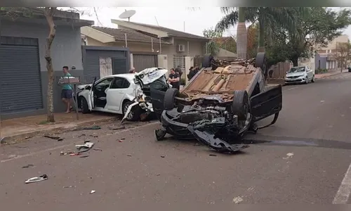 Capotamento é registrado no centro de Arapongas; três ficaram feridos
