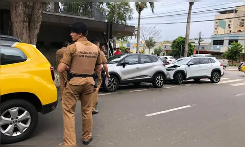 Suspeitos ignoram ordem de parada e jogam carro contra viatura no PR