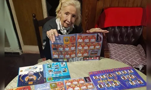 Idosa usa dinheiro da aposentadoria para completar álbum da Copa 2022