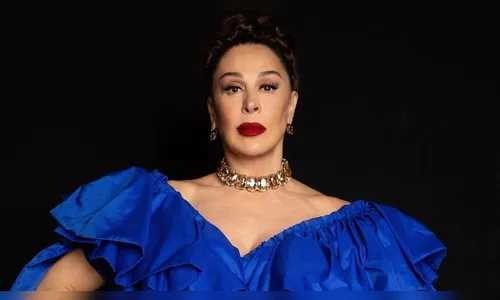 ''A mãe tá on'': Claudia Raia ostenta pernão em vestido com fenda