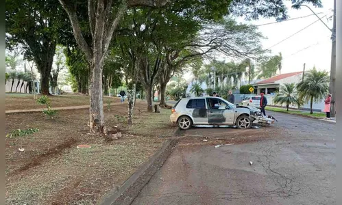 Motorista bate em árvore em Ivaiporã e abandona o carro no local