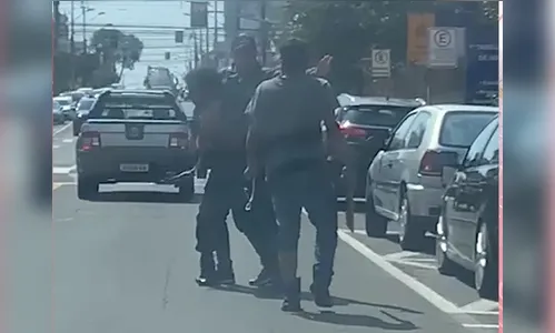 Morador de rua tem mão furada durante briga no centro de Apucarana