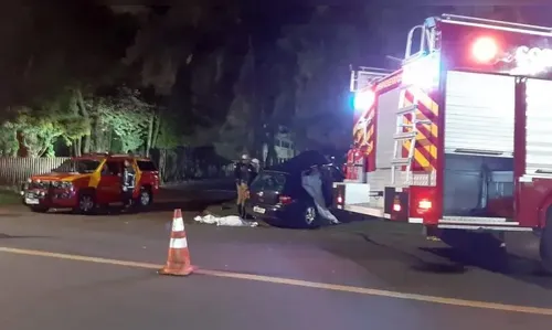 Três pessoas morrem na hora após batida de carro contra árvore no PR