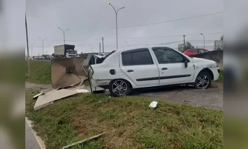 Idosa fica gravemente ferida após ser atropelada em ponto de ônibus