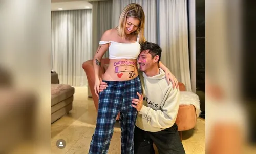 A influencer publicou um vídeo no YouTube ao lado do namorado.