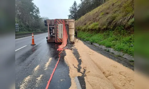 Carreta de Maringá tomba na BR-376 na Serra do Cadeado
