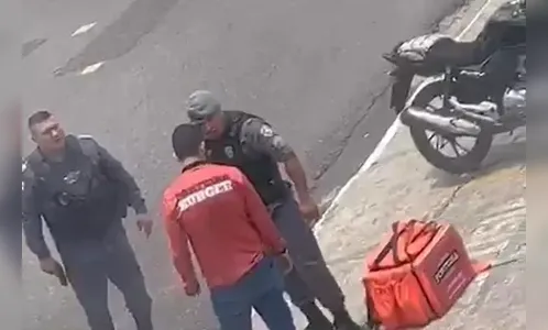 Juíza flagra policiais rasgando CNH de motoboy durante abordagem; veja