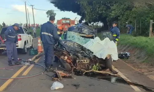 Duas pessoas morrem em acidente entre carro e caminhão na PR-567