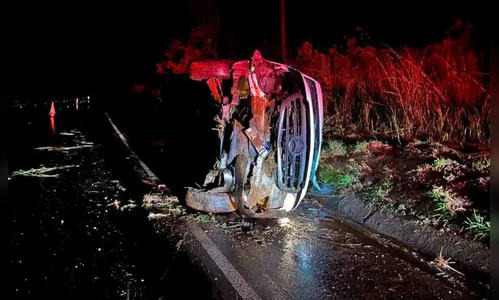 Van desliza na pista e capota próximo a ponte do Rio Ivaí