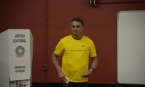 Jair Bolsonaro vota em escola municipal no Rio de Janeiro