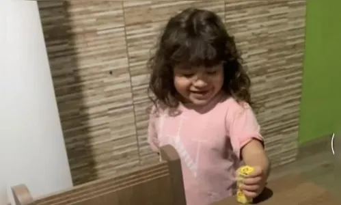 Criança gruda celular em mesa com super cola e momento viraliza; veja