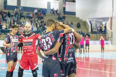 Apucarana Futsal durante vitória por 6 a 3 sobre o Cianorte