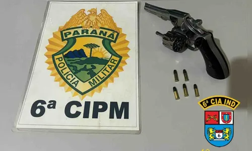 PM aborda carro e apreende arma de fogo, na região