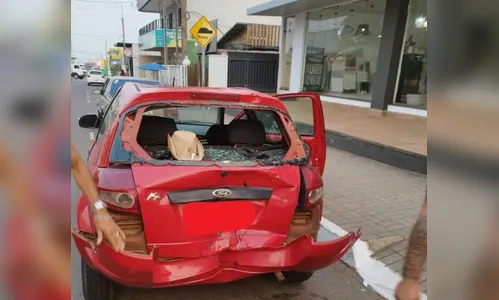 Impressionante: câmera flagra batida entre moto e carro no Paraná