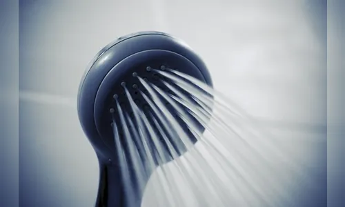 Ministra pede às pessoas que tomem banho juntas para evitar gastos