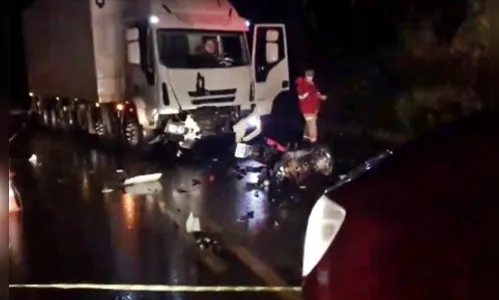 Motociclista de 29 anos morre após acidente com caminhão na BR-373