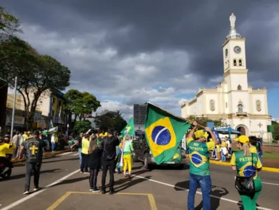 Bolsonaristas realizam ato de apoio em Apucarana ao candidato a reeleição Jair Bolsonaro