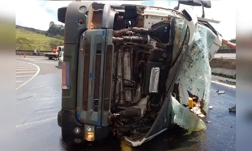 Carreta carregada com óleo vegetal tomba na saída de Mauá da Serra