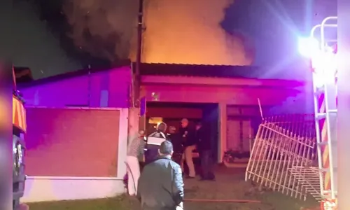 Vizinhos resgatam mulher de 70 anos de incêndio em Curitiba