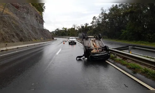 Motorista de Maringá bate carro em mureta e capota na BR-376