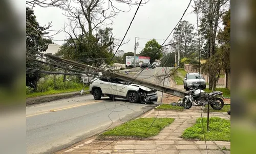 Motorista perde controle do carro e derruba três postes no Paraná
