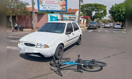 Acidente entre carro e bicicleta é registrado em Arapongas