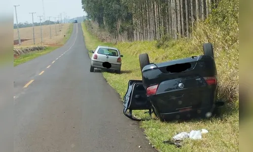 Após desviar de cachorro, motorista capota carro em Apucarana