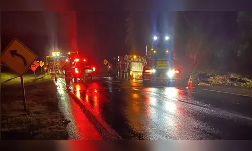 Bombeira militar fica ferida após acidente com caminhão da corporação