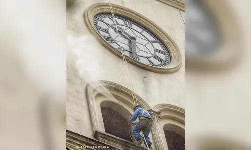Parte externa da Catedral Nossa Senhora de Lourdes passa por limpeza