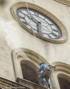 Equipe trabalha na limpeza da Catedral