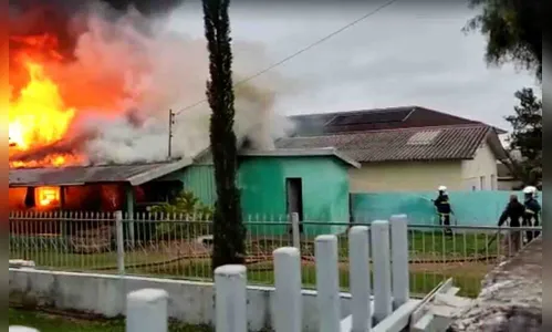 Bombeiros de Ivaiporã combatem fogo em residência; veja