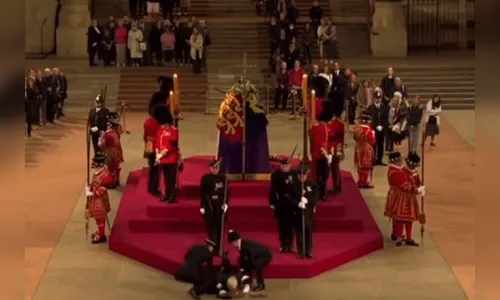 Guarda que vigiava caixão de Elizabeth II cai durante velório