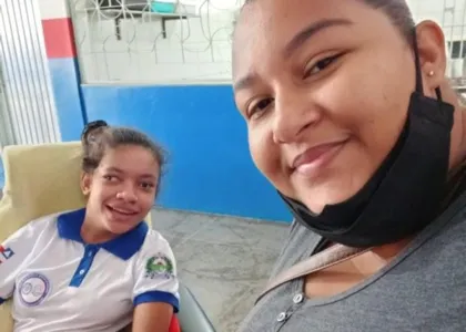 Geane, estudante de 20 anos que cursava o 9º ano do ensino fundamental, ao lado de Vitória Sales, sua ex-cuidadora