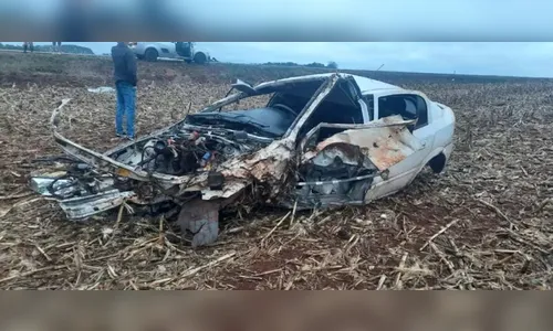 Grave: carro fica ‘achatado’ após capotamento que feriu dois jovens