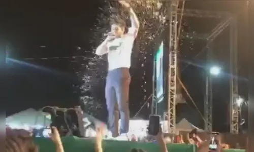 Cantor sertanejo leva 'banho' durante show e se revolta com fã; vídeo