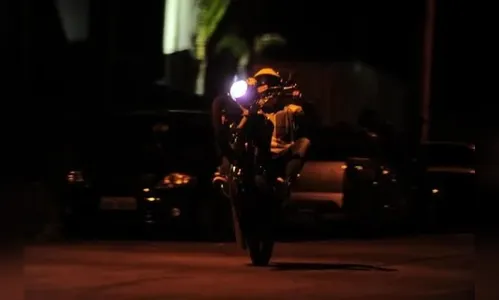 Motociclista empina, bate em viatura da PM e tenta fuga em Arapongas